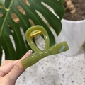 Eleganter avocado-grüner Haarklammerbogen aus glänzendem Harz mit Metallfeder - Gerader Bogenausschnitt (8cm) / Keimlinggrün