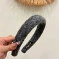 Dettaglio del cerchietto in lana grigia con etichetta interna dallo stile elegante - Grigio