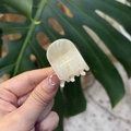 Elegante ivoren acetaat haarklem met gouden France Handmade tekst op een groen blad decor - Kleine klem / Witte Zeemeermin