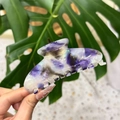 Vue détaillée de la pince à cheveux en acétate violet marbré avec fini iridescent - Purple Iridescent Mermaid
