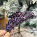 Détail de la pince à cheveux en acétate marbré violet avec finition polie et lisse - 10.5cm / Dark Pink Purple Two Tone