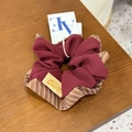 Chouchou élégant en mousseline bordeaux et satin rayé avec étiquette tissée jaune - Chouchou Rouge Bordure Sergé Kaki