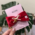 Détail du nœud à cheveux en velours rouge avec pendentif doré Fu et broderie du signe Xi - Barrette Nœud Rouge Symbole Fortune