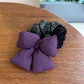 Detailliertes Set mit lila Schleifen-Haargummi, grauem Karo- und schwarzem Samtband - Lila Schleife-Schwarz-Weiß Kariertes Haargummi
