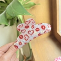 Chique haarklem van acryl met rode hartjes en lippen in een zoete parelmoerglans - Irillerend Wit Hart Lip Stijl