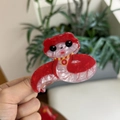 Pinza para el pelo de serpiente de Año Nuevo en acrílico jaspeado rojo y blanco con ojos - Estilo de Serpiente del Zodíaco