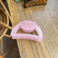 Grande molletta per capelli rosa traslucida con molla in metallo oro rosa su legno - Rosa Gelatina