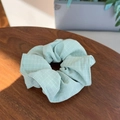 Coletero de lona a cuadros en verde menta sobre una mesa de madera de estilo rústico - Verde Menta