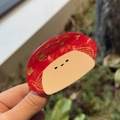 Foto de una pinza de pelo de hongo rojo en acetato con puntos dorados y un diseño de sonrisa - Hongo Rojo