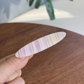 Nahaufnahme der rosa und beige gestreiften Acetat-Haarklammer mit elegantem Glanzfinish - Entenschnabel-Haarclips / Pink-Weiß Gestreift