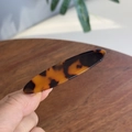 Nahaufnahme der ovalen Haarklammer mit Schildpattmuster und elegantem Bernsteinharz - Entenschnabel-Haarclips / Dunkel Schildpatt