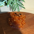 Haarklem in krabvorm van acetaat met schildpadpatroon op een houten tafelblad - Bruin-Krabklem