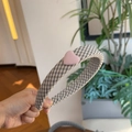 Serre-tête classique à carreaux noirs et blancs avec un joli cœur rose décoratif - Serre-tête Cœur Rose à Carreaux Blancs