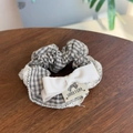 Détail d'un chouchou à carreaux marron avec dentelle blanche et étiquette Sweet Life - Chouchou à Carreaux Nœud Blanc