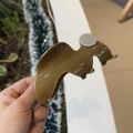 Vista dettagliata di una pinza per capelli in acetato marrone con accenti grigi e molla - Marrone Caffè Scuro (Pinza a Onda Cremosa)