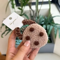 Pluche teddy haarelastiekje met bruine pompon-accenten voor dames en meisjes, zacht - Crème Witte Koekje Pluche Haarelastiekje