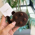 Macro-opname van de bruine teddy pluche haarwokkel in koekjesvorm met pompons - Donkere Koffie Koekje Pluche Haarelastiekje