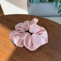 Elegante coletero de satén rosa con brillo perlado y etiqueta en mesa de madera - S / Rosa
