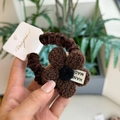 Detail van koffiebruine pluche bloem haarelastiekje met handgemaakt geweven label - Donkere Koffie Bloemen Pluche Haarelastiekje