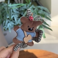 Vue détaillée de la pince à cheveux chien avec tissu rayé et motif ours en peluche - Carreaux Noirs - Chien Marron Debout Pince
