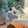 Pince à cheveux chiot en peluche avec tissu rayé bleu et décor de petit champignon - Carreaux Bleus - Chien Blanc Debout Pince