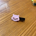 Fermaglio per capelli a gatto rosa con occhiali e scritta dorata su sfondo in legno - Fermaglio a Becco d'Anatra Gatto Rosa