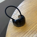 Dettaglio dell'anello per capelli nero lucido con elastico spesso su legno naturale - Ispessito / Nero Classico