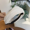 Minimalistisches breites Haarband in Cremeweiß mit weicher Samt-Textur und Falten-Design - Weiß
