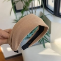 Minimalistisches breites gepolstertes Stirnband in Kamel mit rutschfestem Griff und warmer Textur - Kaffeebraun