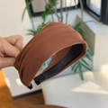 Minimalistisches breites Stirnband in Karamellbraun mit matter Textur für Frühling - Braun