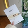 Détail de la barrette en tissu crème avec dentelle, perle en bois et nœud doux - Barrette Ovale Dentelle Nœud Bouton