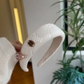 Détail d'un bandeau en maille blanc crème avec texture losange et bouton marron décoratif - Serre-Tête Épais Bouton Texture Lin