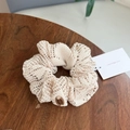 Chouchou en dentelle blanc cassé avec bouton vintage en bois sur surface en bois naturel - Chouchou Kaki Texture Lin