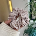 Chouchou à carreaux roses avec bouton nœud pour une coiffure élégante et douce - Carreaux Gris Rose - Style Plissé