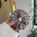 Chouchou fait main marron à pois avec détail en métal nœud pour coiffure femme - Pois Café - Style Plissé