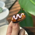 Détail de la pince à cheveux écaille avec motif de vague rose et pendentif doré - Fraise Chocolat Gâteau Vague Pince