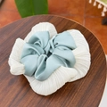Détail de tissu plissé blanc et chouchou en soie vert menthe sur support en bois - Style Bouffant Patchwork Satin Mousseline / Bleu Menthe
