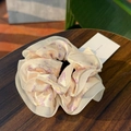 Französischer Vintage-Haargummi in Creme mit lila Blumen und Netzsaum-Details - Lila Blumen Satin Scrunchie
