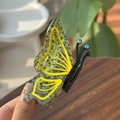 Dettaglio della molletta per capelli a farfalla verde con strass e acrilico - Pinza Farfalla Motivo Verde Giallo Metà Strass