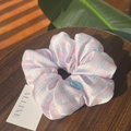 Elastico per capelli a scacchi rosa satinato con bottone blu su base di legno - Bottone Blu Rosa Blu A Quadri