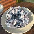 Elastico per capelli a quadretti blu con strass ed etichetta Alline in un piatto - Cioccolato Velluto alla Fragola - Quadri Blu Righe Rosse