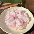 Rosarot gestreifter Scrunchie mit Knopf und Spitze in einer Keramikschale - Pink-Weiß Gestreift