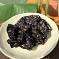 Französischer Blumen-Haargummi mit rosa Blüten auf schwarzem Stoff in Keramikschale - Mitternachtsrose - Schwarz Blumenmuster