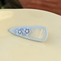 Hellblaue Tropfen-Haarklammer mit Acetat-Blumen und Marmor-Textur-Einsatz für Damen - Blauer Wassertropfen mit blauer Blume