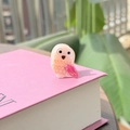 Détail macro d'une mini pince à cheveux hibou en acétate avec motif rose et orange - Rose Pêche avec Ailes Rose Vif