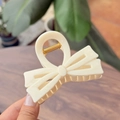 Pince à cheveux élégante en résine crème avec nœud papillon et ressort doré brillant - Pince à Nœud Double Couche / 8cm / Blanc Uni