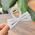 Détail d'une pince à cheveux nœud à motif marbre crème avec ressort en métal doré - Pince à Nœud Double Couche / 8cm / Gris Ciment