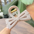 Détail de la pince à cheveux double nœud 8cm en effet marbre beige et ressort doré - Pince à Nœud Double Couche / 8cm / Gris Pierre