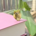 Détail d'une mini pince à cheveux hibou en acétate avec texture marbrée verte et dorée - Vert Printemps (Hibou à Nœud)