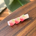 Süße Erdbeere Haarspange mit drei roten Beeren auf gewellter Basis für Mädchen - 3 Erdbeeren mit rosa Stiel Entenschnabelklemme